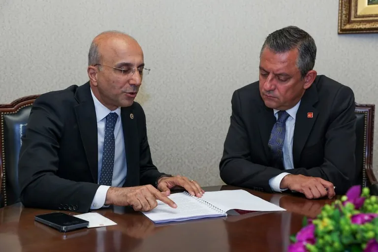 CHP Milletvekili Aşkın Genç, Özgür Özel’e Kayseri’deki olaylarla İlgili rapor sundu — haber görseli