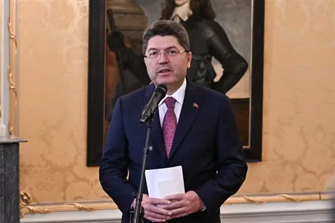Yılmaz Tunç, Adalet Bakanlığı görevine atanan Akır Gürlek'e başarılak diledi — haber görseli