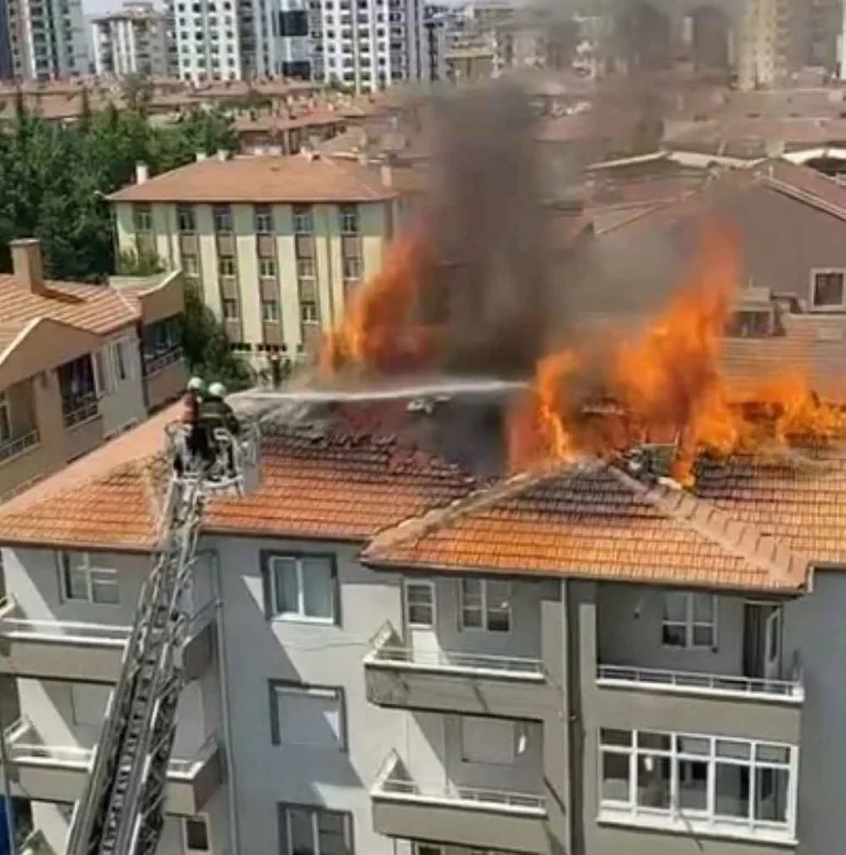 Talas'ta Çatı Yangını Söndürüldü: Dumandan Etkilenen 3 Kişi Tedavi Altında — haber görseli