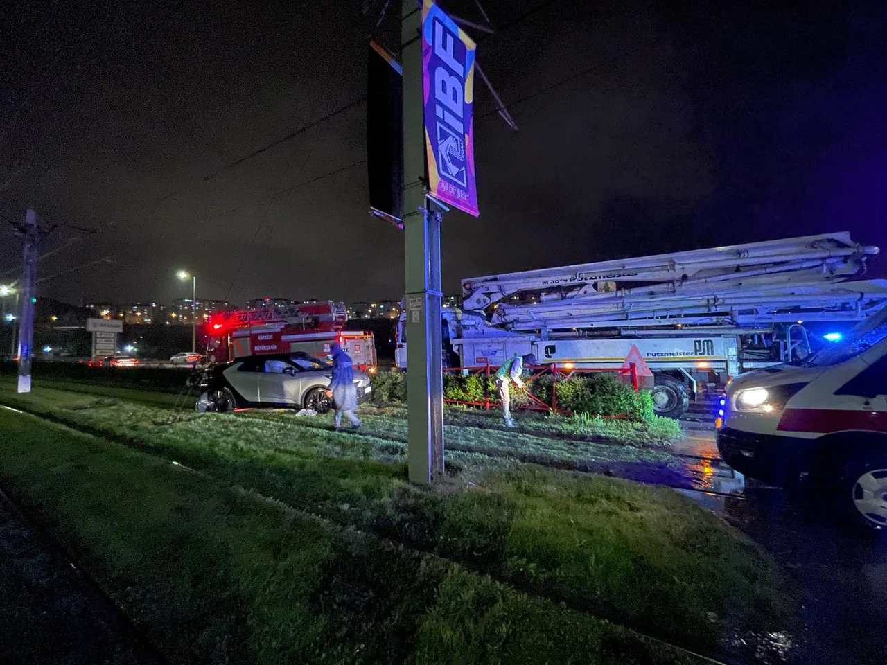 Sivas Caddesi'nde Korkunç Kaza! Kamyonla Çarpışan Otomobil Tramvay Yoluna Girdi: 1 Yaralı — haber görseli