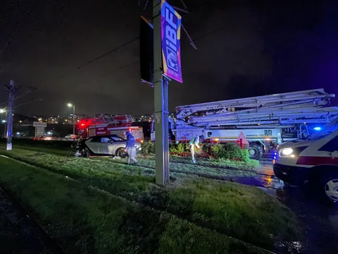 Sivas Caddesi'nde Korkunç Kaza! Kamyonla Çarpışan Otomobil Tramvay Yoluna Girdi: 1 Yaralı — haber görseli
