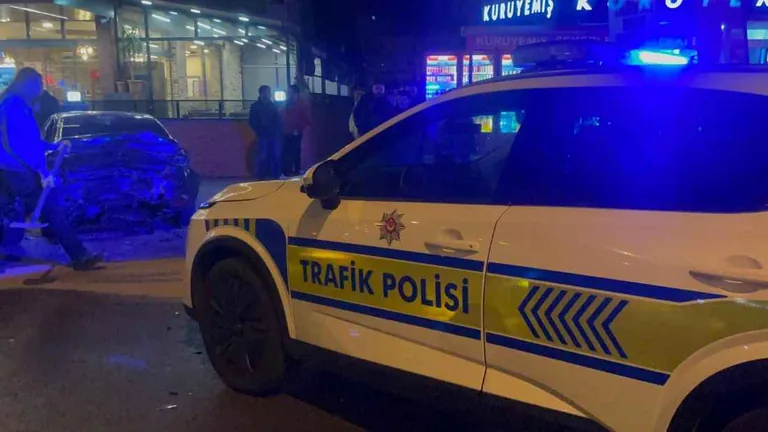 Erkilet Bulvarı’nda Zincirleme Kaza! Araç Alev Aldı, 4 Kişi Hastaneye Kaldırıldı — haber görseli