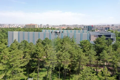 KOCASİNAN BELEDİYESİ DRONE İLE AÇIK ALANLARI İLAÇLIYOR: SAĞLIKLI VE TEMİZ BİR ÇEVRE İÇİN TEKNOLOJİK ÇÖZÜM — haber görseli