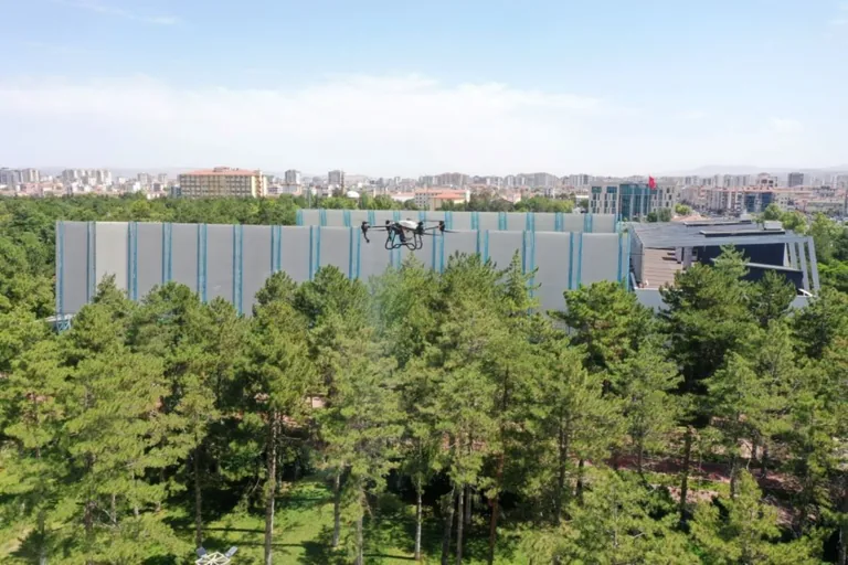 KOCASİNAN BELEDİYESİ DRONE İLE AÇIK ALANLARI İLAÇLIYOR: SAĞLIKLI VE TEMİZ BİR ÇEVRE İÇİN TEKNOLOJİK ÇÖZÜM — haber görseli