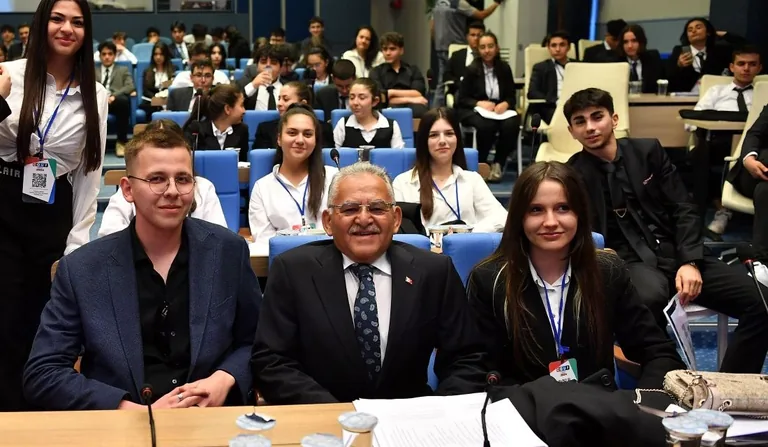 Genç Dostu Başkan, Öğrencilere TBMM Gezisi Sözü Verdi — haber görseli