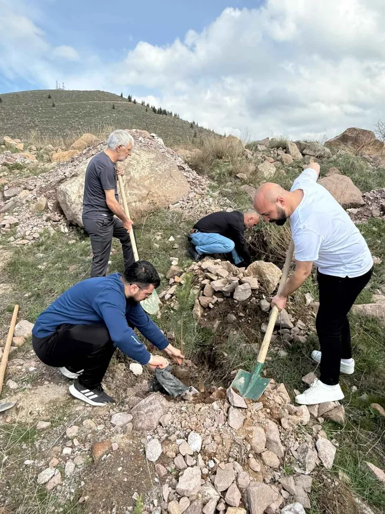 Talas MHP’den Duygulandıran Etkinlik: 9 Canın Adı Fidanlarda Yaşayacak — haber görseli
