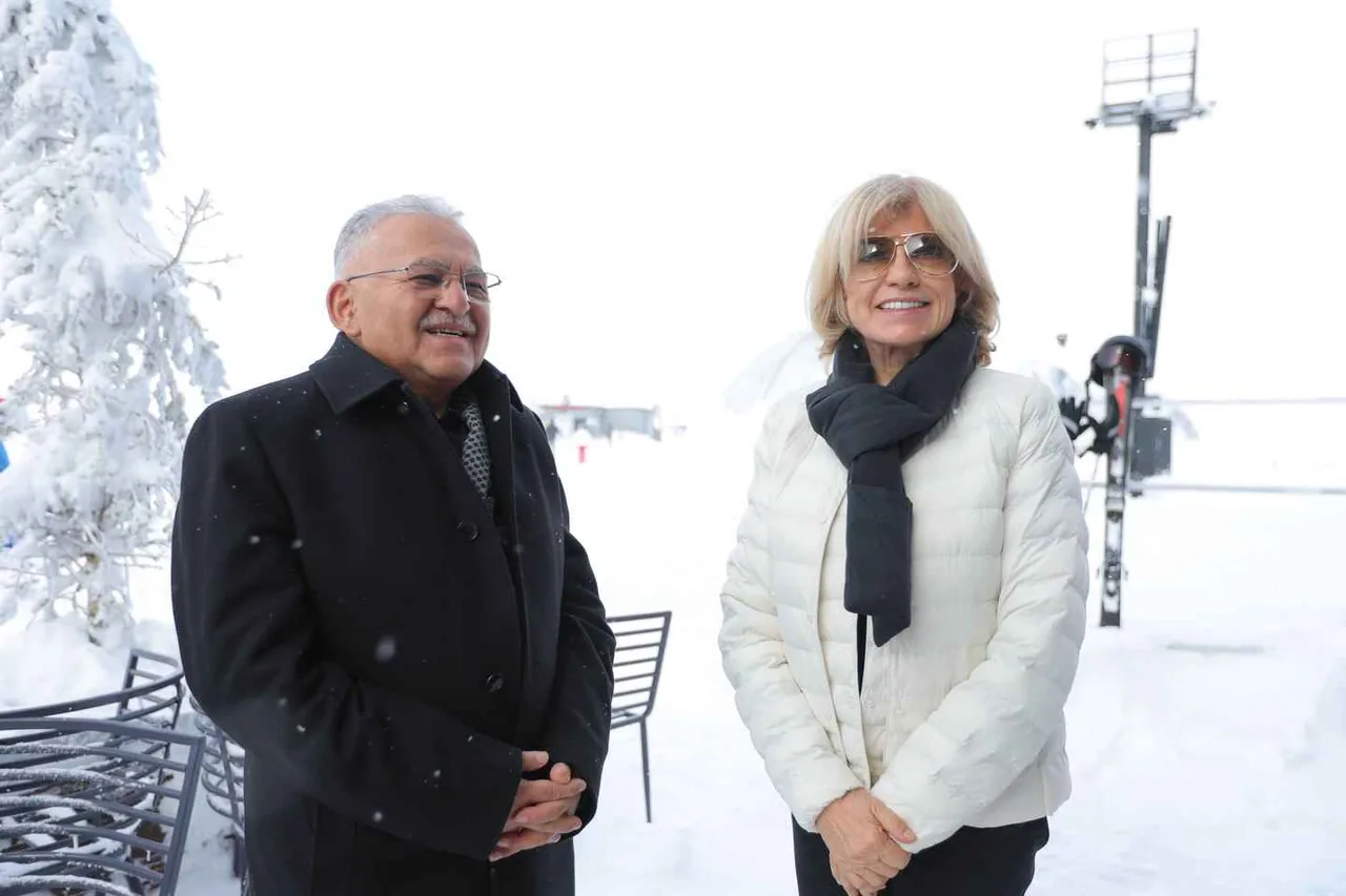 Türkiye’nin İlk kadın Başbakanı Tansu Çiller, kış tatili İçin "göz bebeğim" dediği Erciyes’i tercih etti — haber görseli