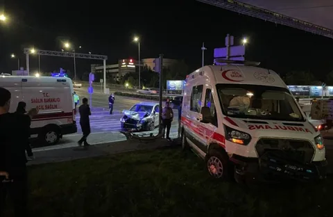 SonDakika Kayseri...Sümer Mahallesi'nde Ambulans İle Otomobil Çarpıştı : 6 Yaralı — haber görseli