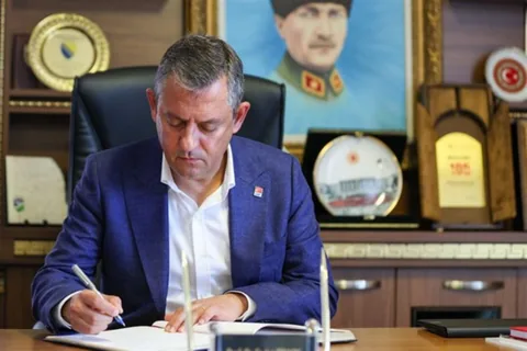 CHP Genel Başkanı Özel, protestolarda gözaltına alınan öğrencilerin aileleri ile görüştü — haber görseli