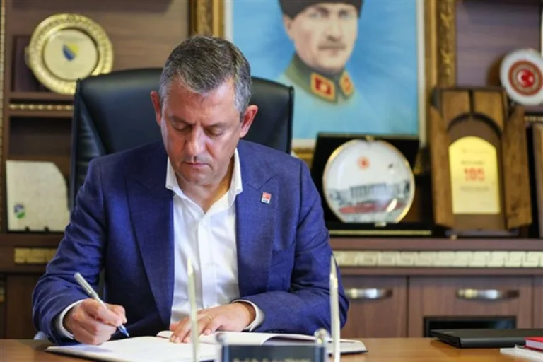 CHP Genel Başkanı Özel, protestolarda gözaltına alınan öğrencilerin aileleri ile görüştü — haber görseli