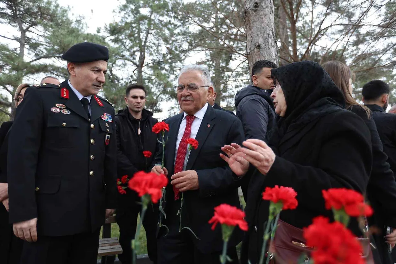 BAŞKAN BÜYÜKKILIÇ, ÇANAKKALE ZAFERİ’NİN 111. YILINDA ŞEHİT AİLELERİ İLE BİR ARAYA GELDİ — haber görseli