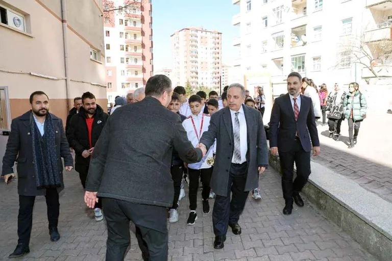 BAŞKAN YALÇIN'DAN ŞAMPİYON ÖĞRENCİLERE TEBRİK — haber görseli