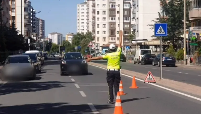 Polis ekipleri tarafından 8 bin 316 araç denetlendi — haber görseli
