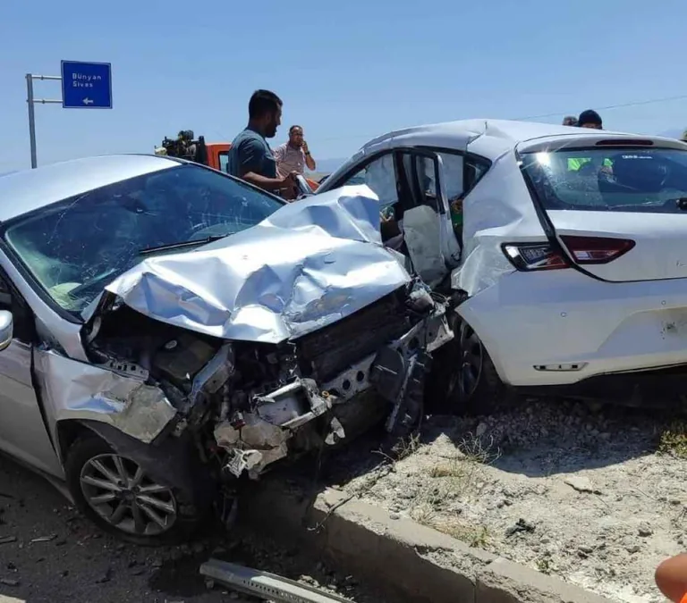 Kayseri-Malatya Karayolu Köprübaşı Kavşağında  Feci Kaza: 2 Ölü, 9 Yaralı — haber görseli