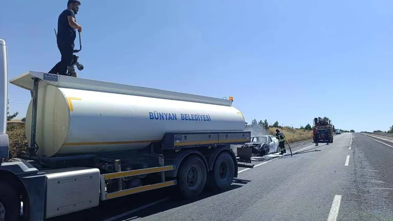Tuzhisar'da Seyir Halindeki Otomobil Alev Aldı!  Motor Kısmından Başlayan Yangın Aracı Küle Çevirdi — haber görseli