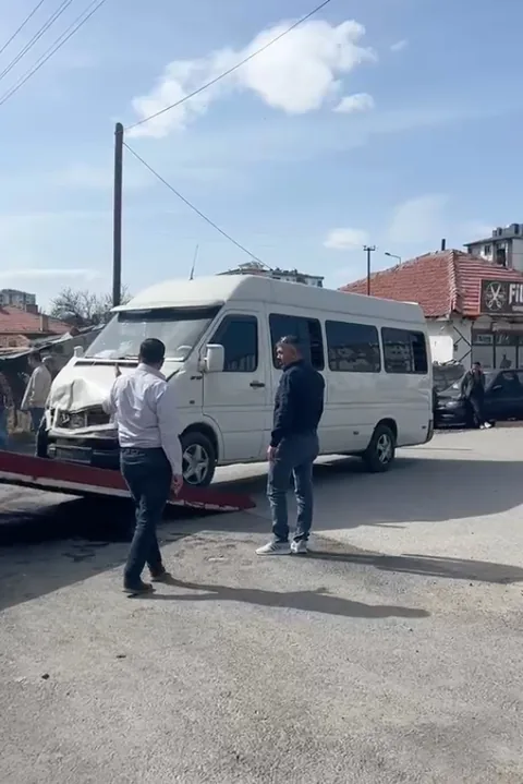 Son Dakika... Kayseri’de Öğrenci Servisleri Çarpıştı: 8 Yaralı — haber görseli