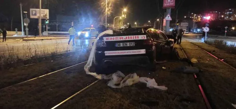 Son Dakika! Kayseri'de Düğün Konvoyunda Kaza: Tramvay Seferleri Durduruldu — haber görseli