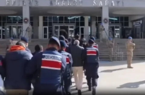 Göçmen Kaçakçılarına Darbe: 49 Organizatör, 142 Göçmen Yakalandı — haber görseli