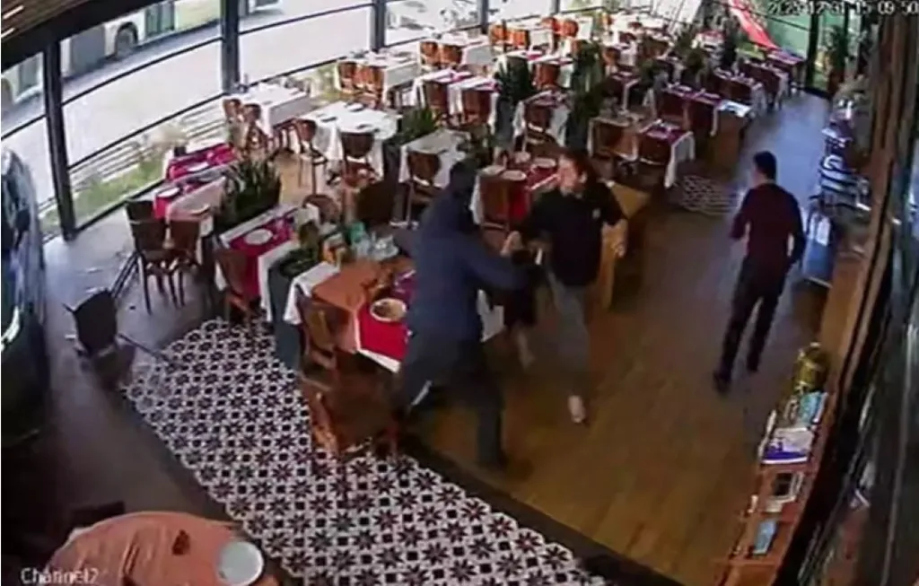 MOĞOLLAR GRUBUNUN USTA İSMİ CAHİT BERKAY KAZA YAPTI: ARACIYLA RESTORANA DALDI — haber görseli