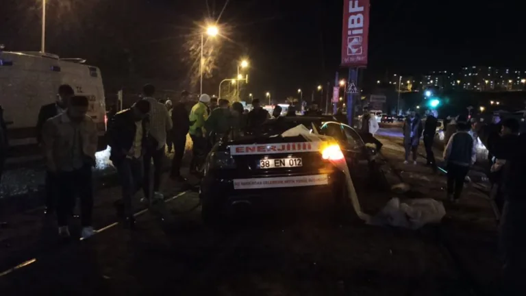 Son Dakika! Kayseri'de Düğün Konvoyunda Kaza: Tramvay Seferleri Durduruldu — haber görseli