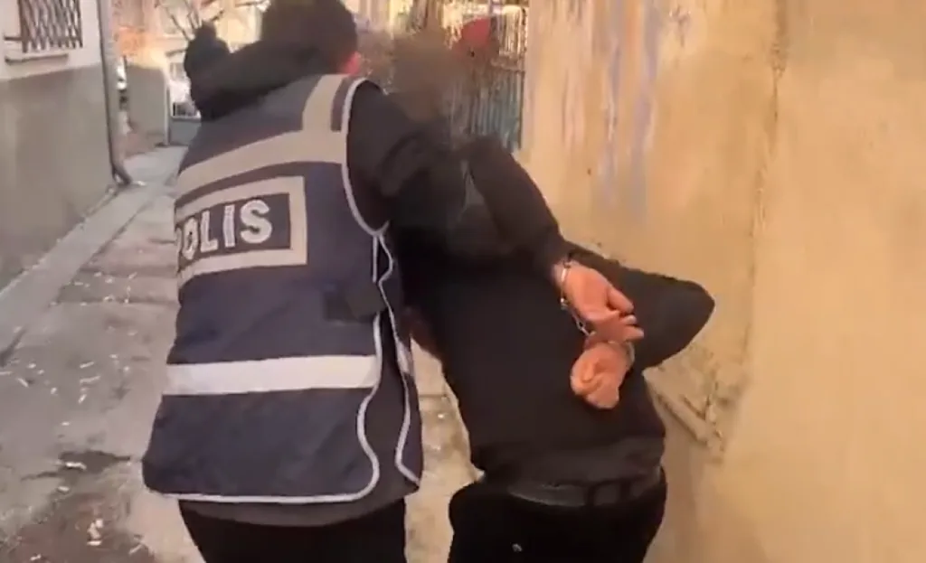 11 Yıl Hapis Cezası İle Aranan Hırsız Saklandığı Evde Yakalandı — haber görseli