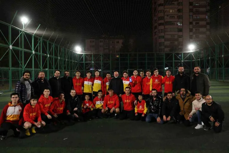 Başkan Çolakbayrakdar, Halı Sahada Gençlerle Ter Döktü — haber görseli