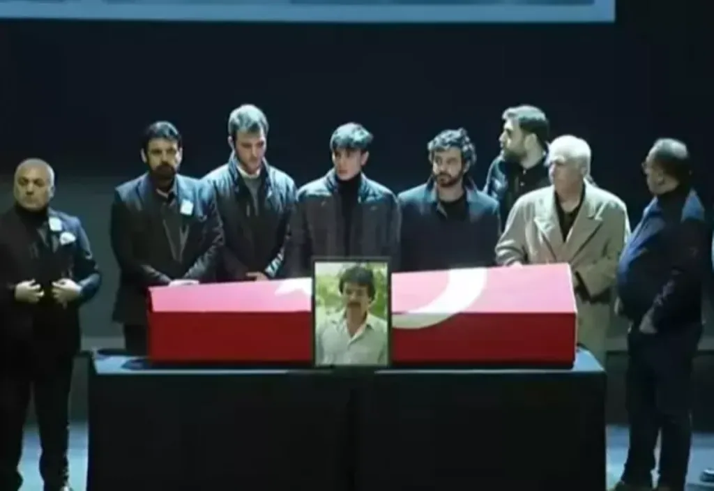 Ferdi Tayfur'un Gözlerden Uzak Büyüttüğü Oğlu Ferdi Taha Cenaze Töreninde İlk Kez Görüntülendi — haber görseli