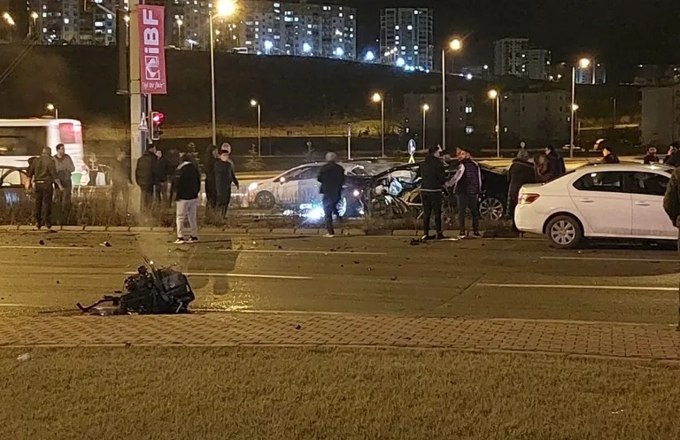 Sivas Caddesi'nde Korkunç Kaza: 4 Yaralı — haber görseli