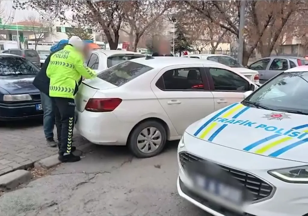 Kayseri’de Trafik Magandalarına Göz Açtırılmıyor! Müziğin Sesini Fulleyen Sürücüye Ceza Yağdı — haber görseli