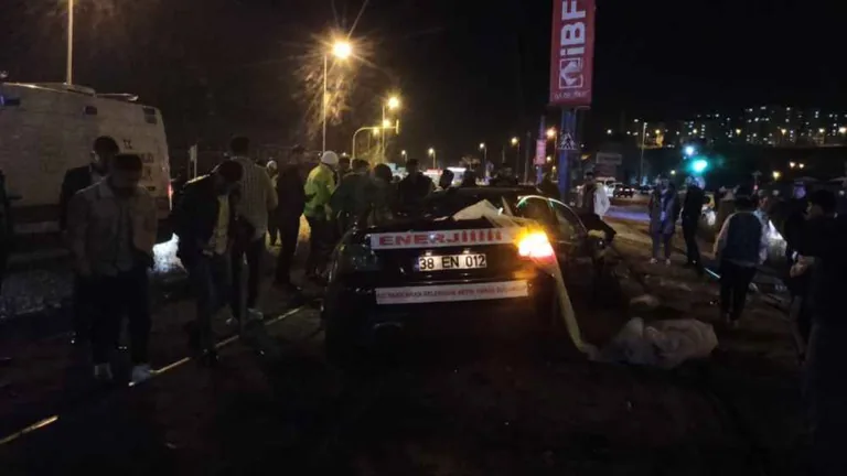 Sivas Caddesi'nde Korkunç Kaza: 4 Yaralı — haber görseli
