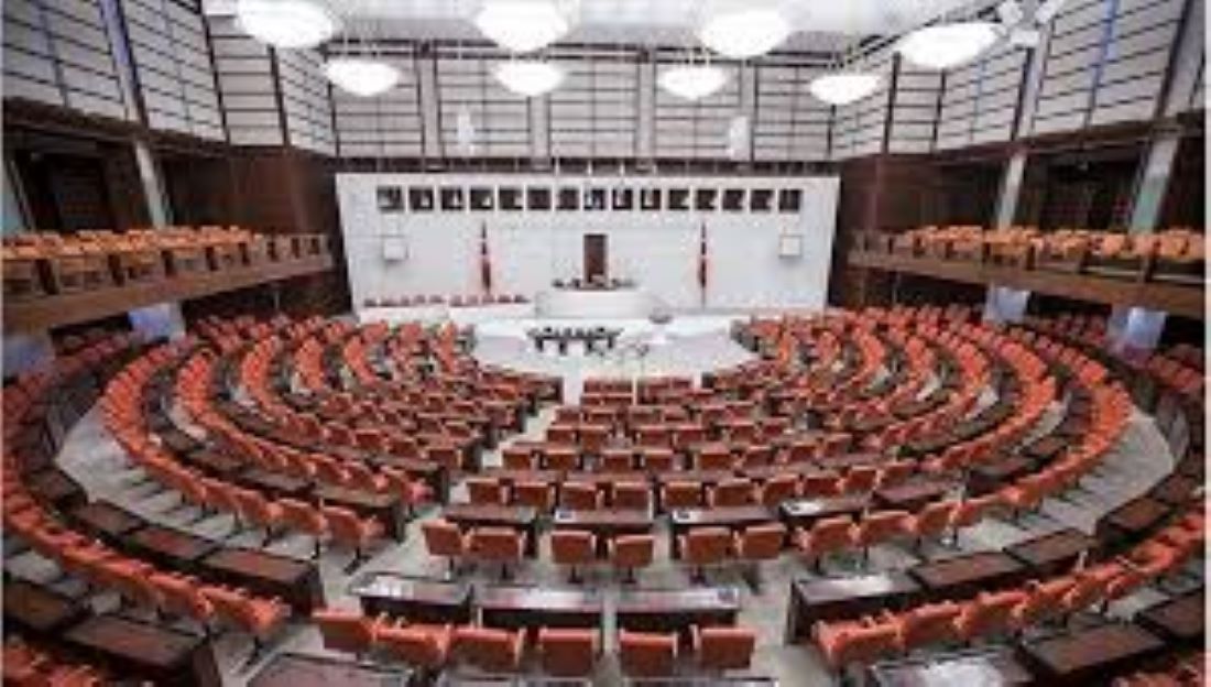 İllerin milletvekili sayıları dağılım tablosuna göre; Bursa, Eskişehir, Tunceli ve Bayburt'un milletvekili sayısı birer artarken, Hatay ve Kütahya'nın milletvekili sayısı birer, İstanbul'un milletvekili sayısı 2 azaldı.