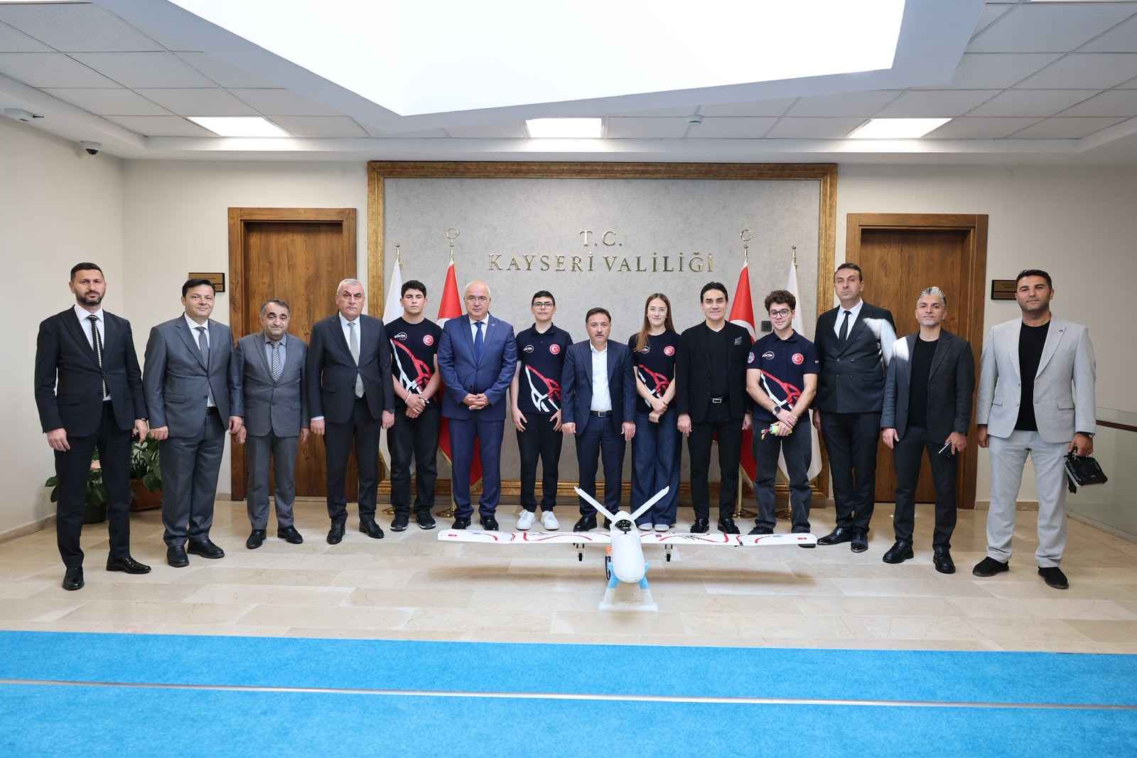dunya-sampiyonlari-valilikte-abdde-duzenlenen-robonation-suas-2026-yarismasinda-lise-kategorisinde-dunya-birincisi-olan-goktim-kartalair-takimi-ogrencileri-kayseri-valisi-gokmen-ciceki-makaminda-ziyaret-etti