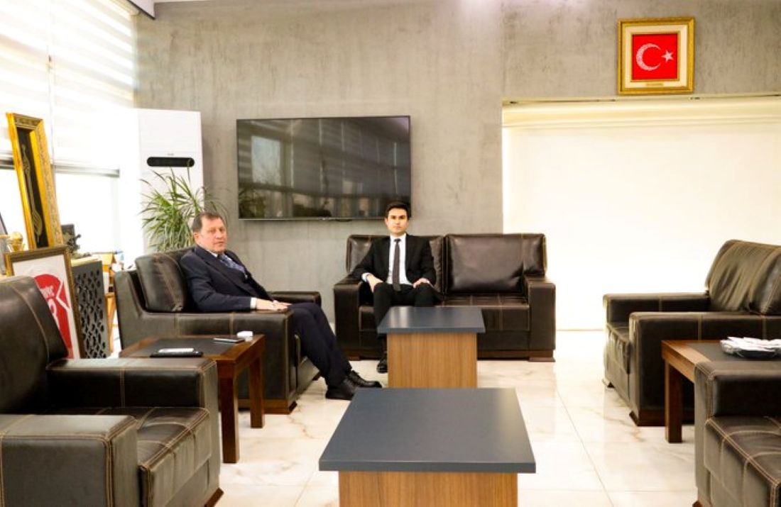 Sarıoğlan Kaymakamı Tugay Kalkanlı, Gençlik ve Spor İl Müdürü Ali İhsan Kabakçı'yı makamında ziyaret etti.