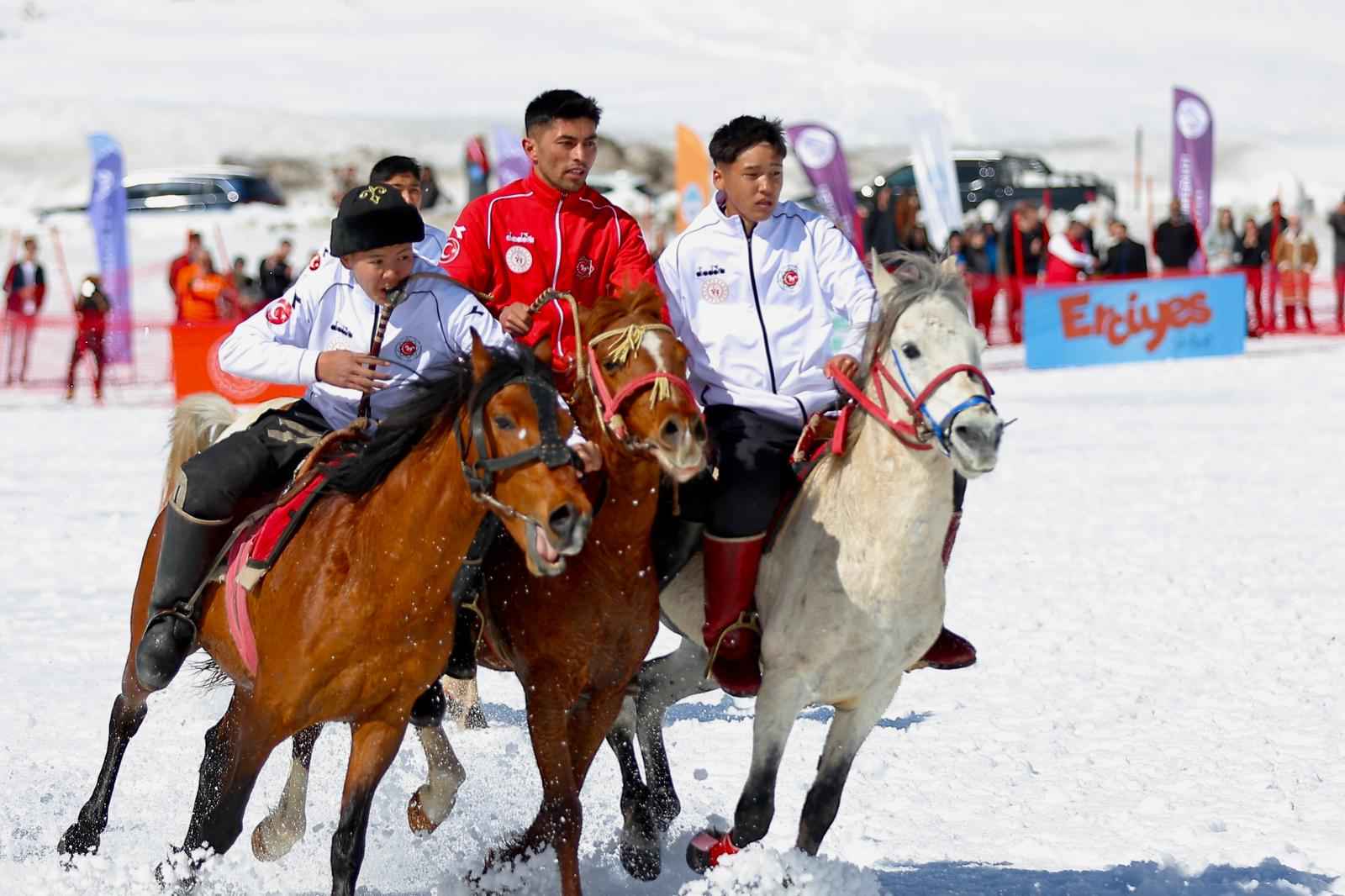 erciyes-kayak-merkezinde-turkiyede-ilk-kez-duzenlenen-kokboru-oyunlari-ata-sporunu-zirveyle-bulustururken-nefes-kesen-mucadeleler-ve-yogun-katilimla-buyuk-coskuya-sahne-oldu