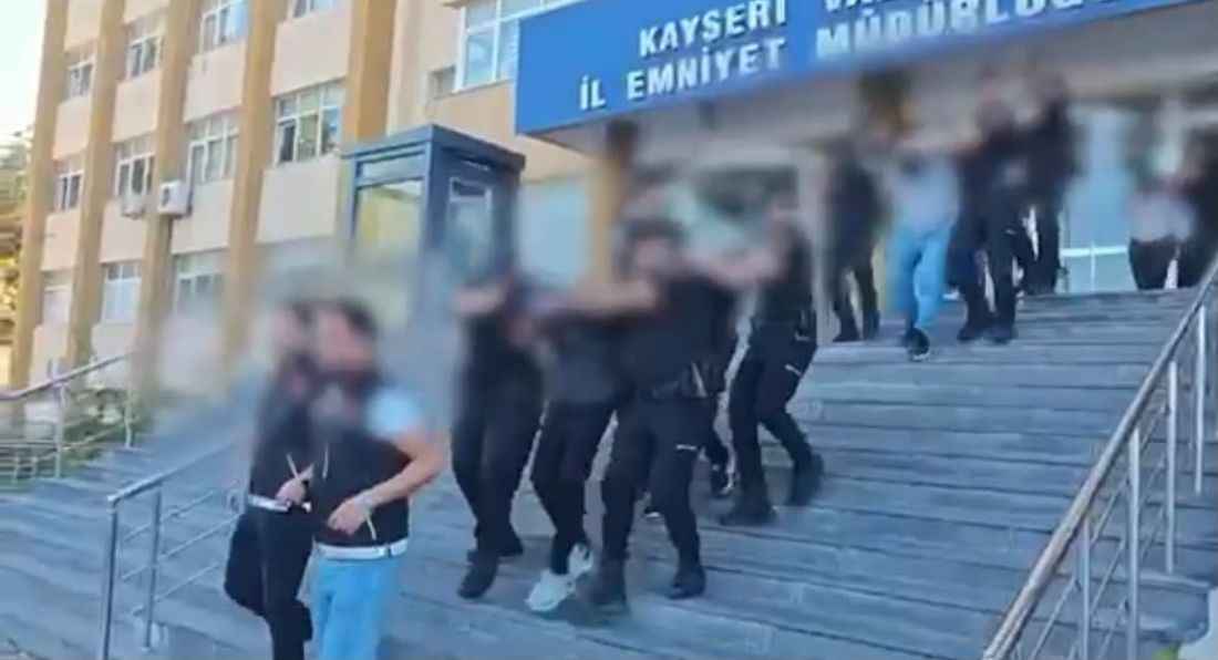 kayseride-uyusturucu-madde-ticareti-yapan-sokak-saticilarina-yonelik-2-ay-suren-planli-calismanin-ardindan-operasyon-duzenlendi-86-personel-28-ekip-ve-2-drone-ile-gerceklestirilen-operasyonda-yakalanan-7-supheli-tutuklandi