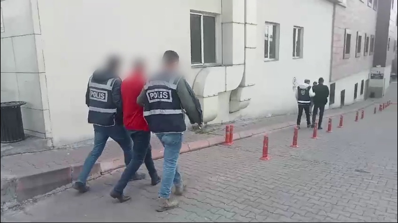 Kayseri’de polis ekiplerinin yapmış olduğu operasyonlarda  20 kişi yakalandı. Toplamda 98 yıl 5 ay 20 gün hapis cezası bulunan 10 kişi ise tutuklanarak cezaevine teslim edildi. 