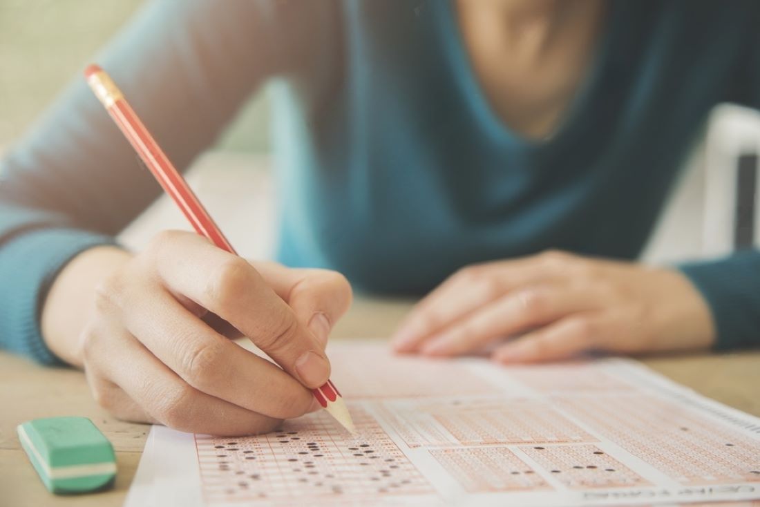 Merkezi sınav, yurt içinde 973 sınav merkezinde 3 bin 891 okuldaki 62 bin 663 salonda, yurt dışında ise 11 sınav merkezindeki 35 salonda gerçekleştiriliyor. 