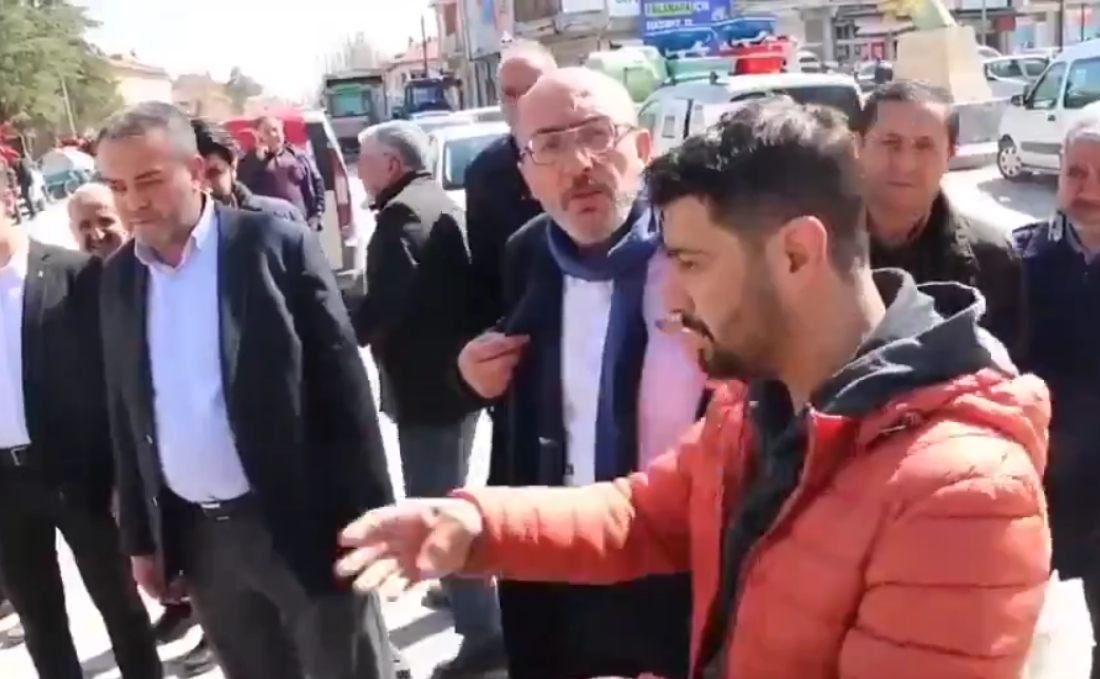 AK Parti Kütahya İl Başkanı Mustafa Önsay'ın kendilerini görüntülemek isteyen gazeteciye sergilediği çirkin tavır tepki çekti.