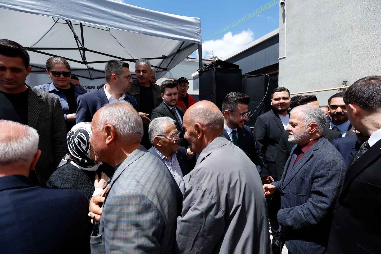 ak-parti-kayseri-il-baskanligi-onunde-duzenlenen-bayramlasma-programinda-konusan-partililer-kurban-bayraminin-islam-alemine-huzur-baris-ve-kardeslik-getirmesi-temennisinde-bulundu