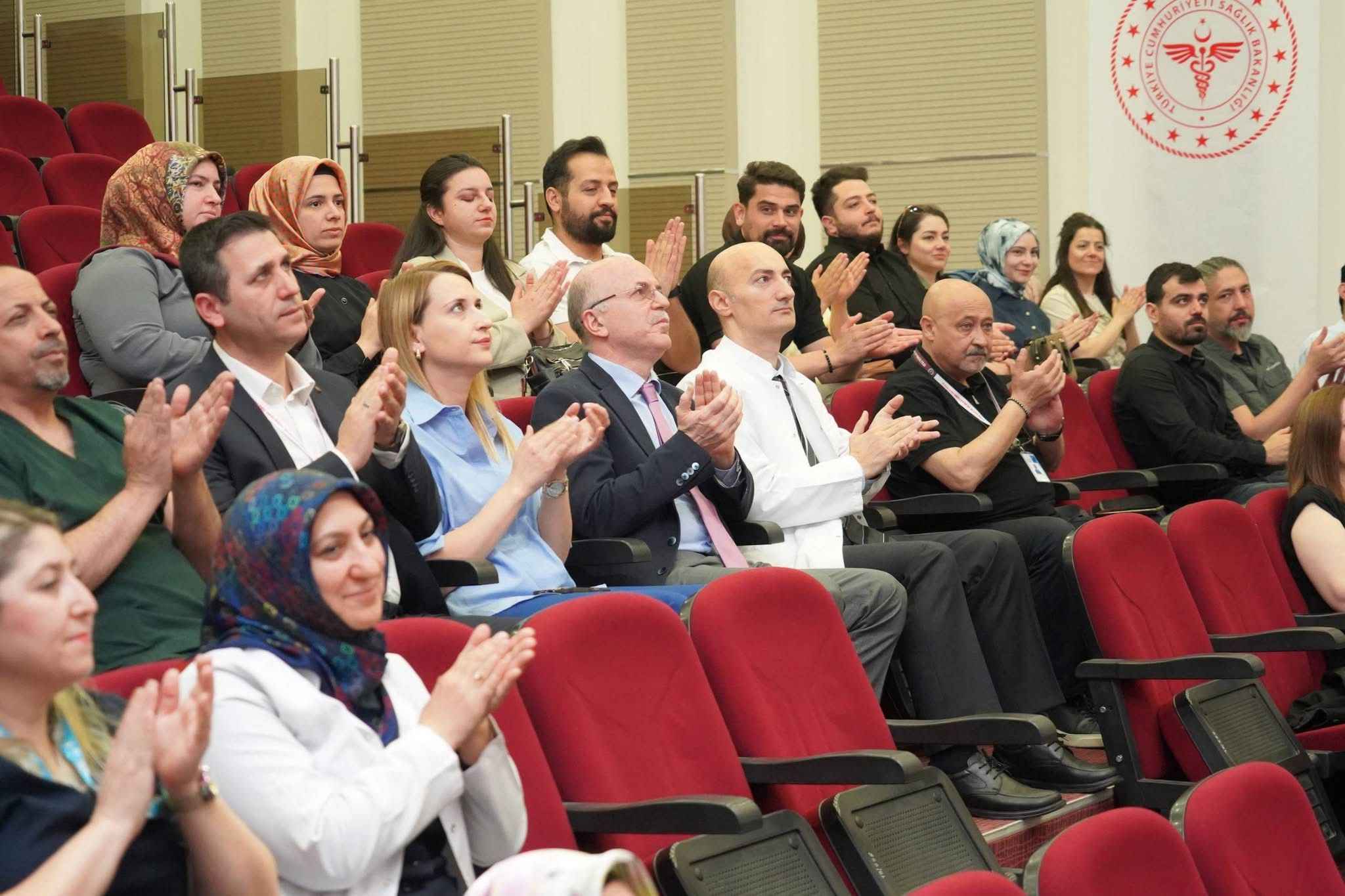 kayseri-sehir-hastanesi-tarafindan-duzenlenen-7nci-ameliyathane-hemsireligi-sertifikali-egitim-programi-tamamlanirken-turkiye-genelinden-20-saglik-calisani-sertifikalarini-aldi