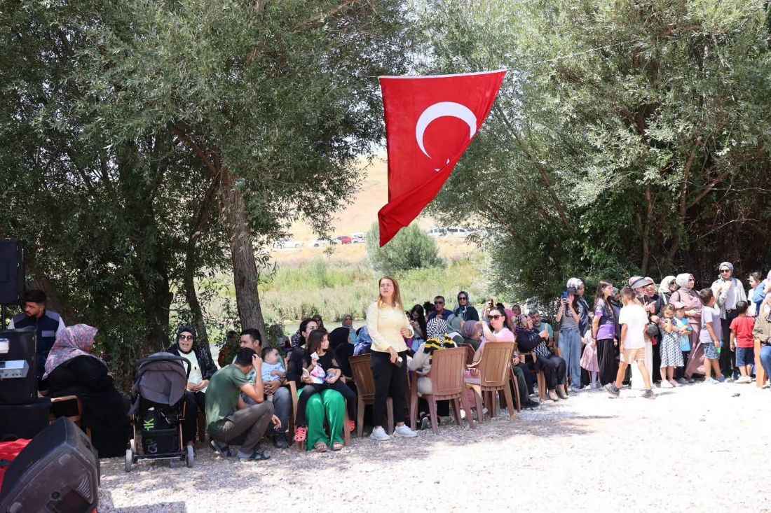 kayserinin-bunyan-ilcesinde-bu-yil-ikincisi-duzenlenen-geleneksel-tacinlilar-dayanisma-ve-muhabbet-gunu-farkli-sehirlerde-yasayan-tacinlilari-bir-araya-getirdi