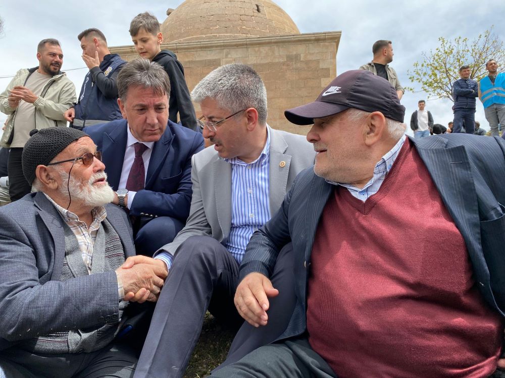 AK Parti Kayseri Milletvekili Şaban Çopuroğlu, Develi Belediyesi tarafından düzenlenen Hıdırellez Şenlikleri’ne katılarak vatandaşlarla buluştu.