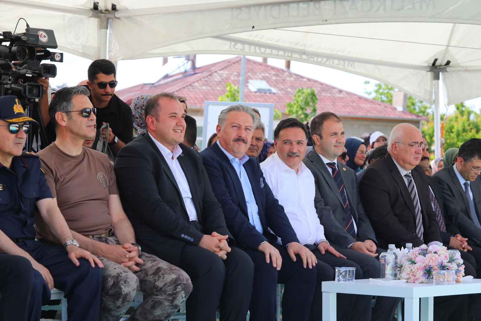 kayseri-valisi-gokmen-cicek-agirnas-mahallesinde-duzenlenen-70inci-erva-spor-okulu-acilisinda-gencleri-kotu-aliskanliklardan-uzak-tutmak-ve-milli-manevi-degerlerle-yetistirmek-icin-baslatilan-projenin-turkiyeye-ornek-bir-model-haline-geldigini-soyledi