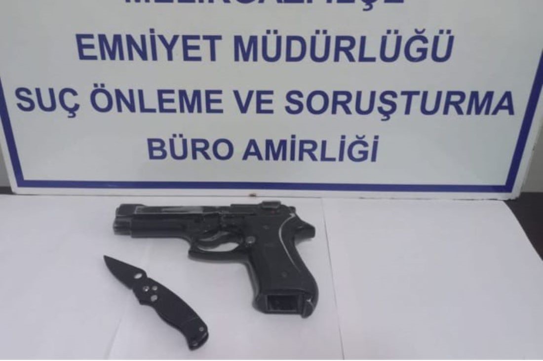 Cumhuriyet Meydanı’nda yaşanan bıçaklı saldırıya hızlı müdahale! Suç makinesi iki şahıs, olay sırasında kullanılan bıçakla yakalandı.