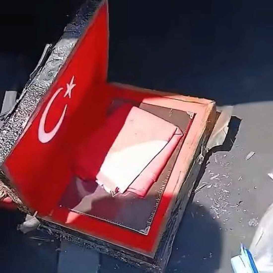 nevsehirde-bir-oto-tamirhanesinde-cikan-yangin-is-yerini-kullanilamaz-hale-getirdi-buyuk-maddi-hasarin-olustugu-yanginda-turk-bayragi-ve-kuran-i-kerimin-zarar-gormemesi-isletme-sahibini-duygulandirdi