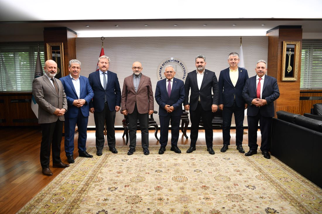 Kayseri Büyükşehir Belediye Başkanı Dr. Memduh Büyükkılıç, belediye başkanları ve milletvekilleriyle bir araya gelerek istişare ve değerlendirmelerde bulundu
