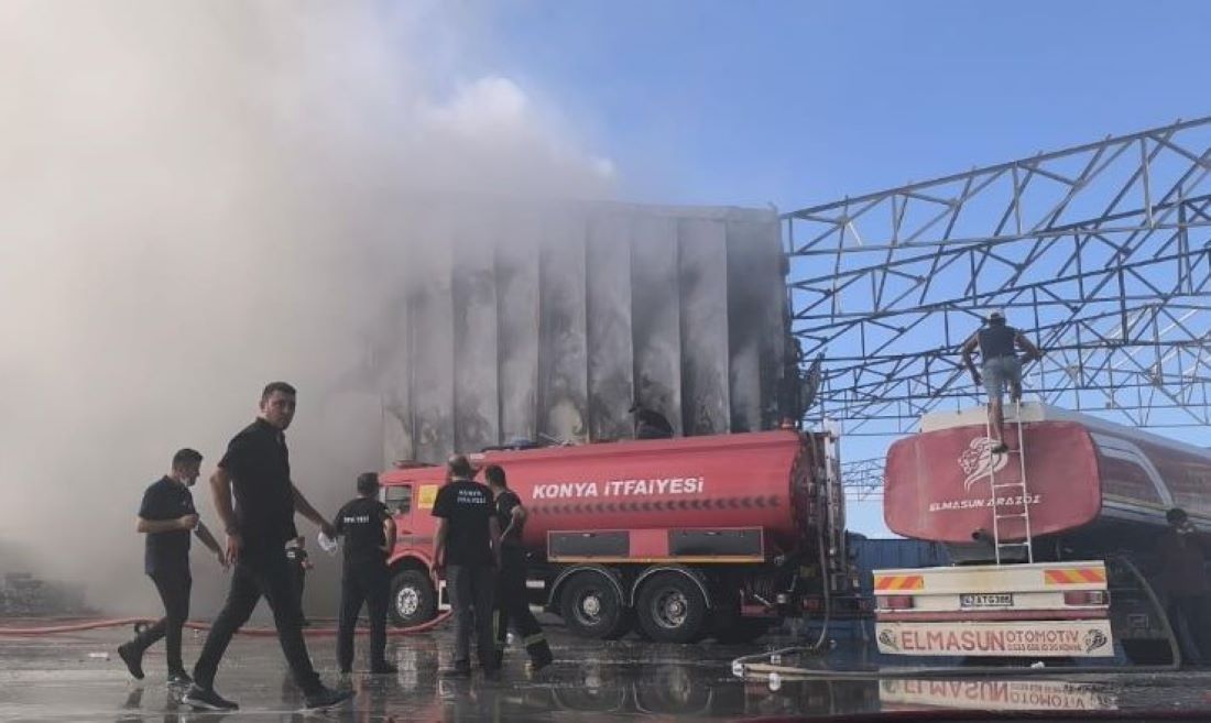 Konya'nın Karapınar ilçesinde bir tarım şirketine ait depoda çıkan yangın, itfaiye ekiplerinin uzun süren çalışmaları sonucunda kontrol altına alınabildi.