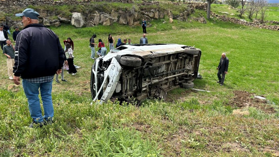Kayseri'nin Tomarza ilçesinde öğrenci taşıyan minibüsün devrilmesi sonucu 15’i öğrenci, 1’i sürücü olmak üzere toplam 16 kişi yaralandı.