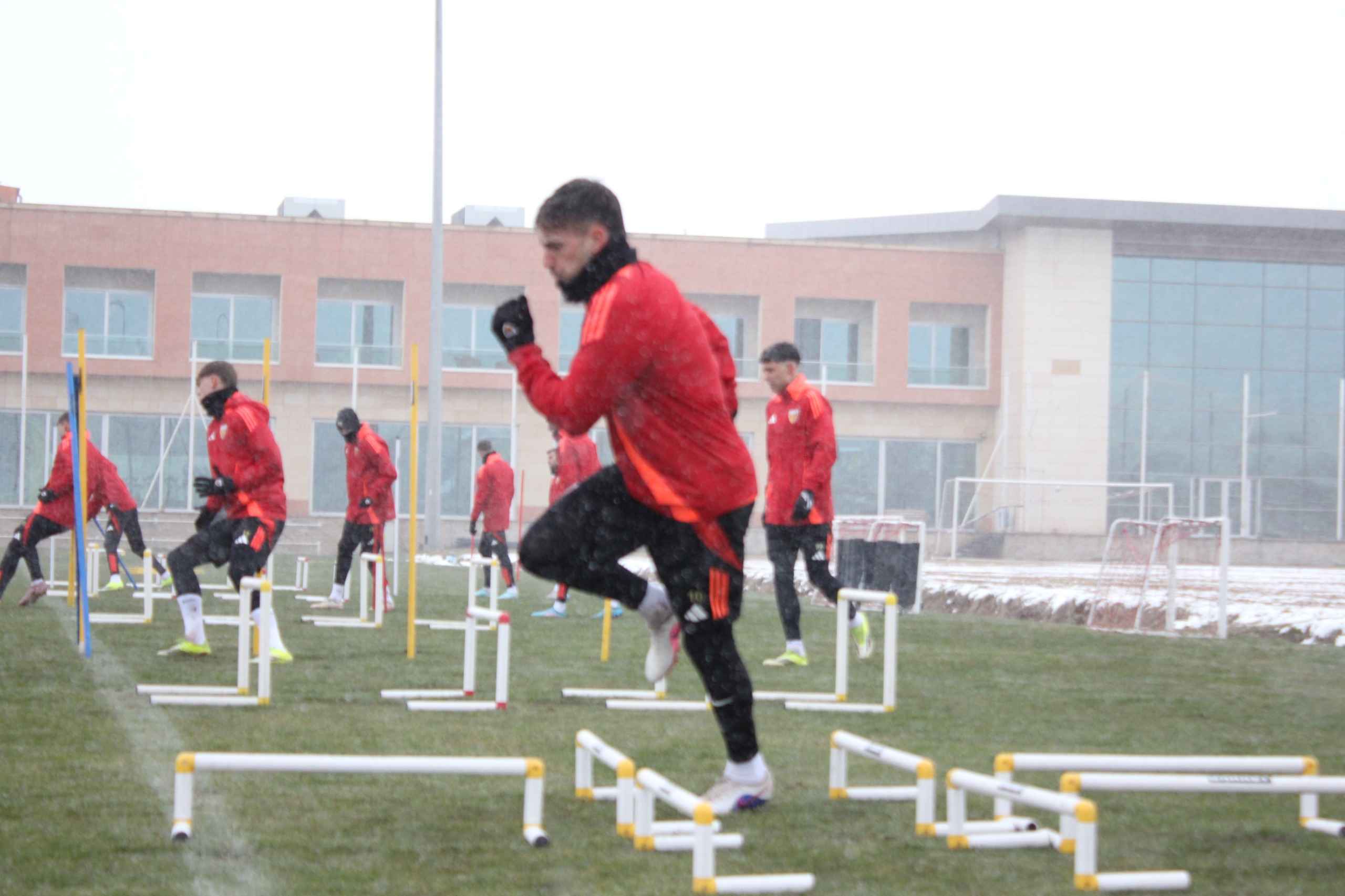 super-lig-ekibi-kayserispor-deplasmanda-karsilasacagi-genclerbirligi-maci-hazirliklarini-kar-yagisi-altinda-surdurdu-teknik-direktor-erling-moe-elimizden-gelen-en-iyi-mucadeleyi-gostermek-istiyoruz-dedi