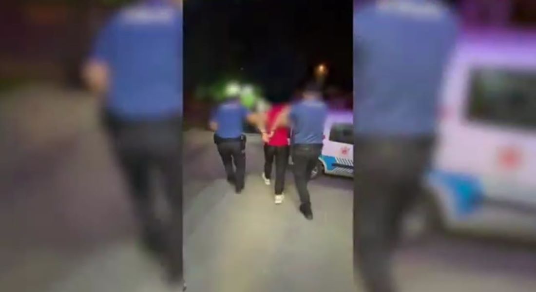 Kayseri’de uyuşturucu madde ticareti yapmak suçundan11 yıl 1 ay 10 gün kesinleşmiş hapis cezası ile aranan firari A.A. polis ekipleri tarafından yakalandı.